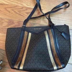 Had for awhile but never carried it .. in new condition in perfect condition